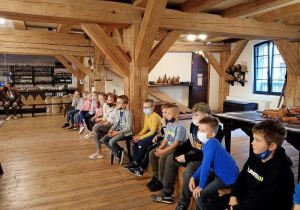 Warsztaty w Muzeum - dzieci słuchają o historii pierników.